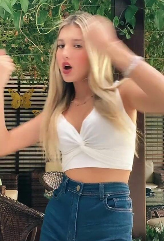 Sofia Furlani (@hey.sofiaaa) #decote  #cropped  #top branco  #shorts  #dança de saque  «qual foi a primeira coisa que vc...»