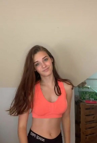 Faith Moormeier (@iitsfaith) #decote  #cropped  #top laranja  #shorts  #dança de saque  «I should finish cleaning my room...»