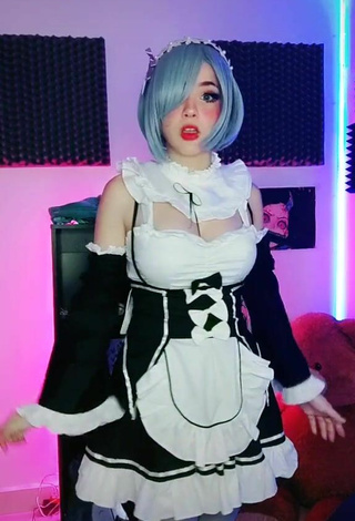 Itsmidna (@itsmidna) #decote  #vestido  #peitos saltando  #cosplay  «Aquí haciendo este bailecito...»