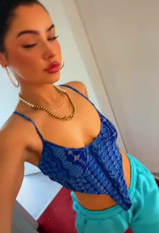 Izzy Shea (@izzysheaa) #decote  #cropped  #top azul  «I’m back besties , my monthly...»