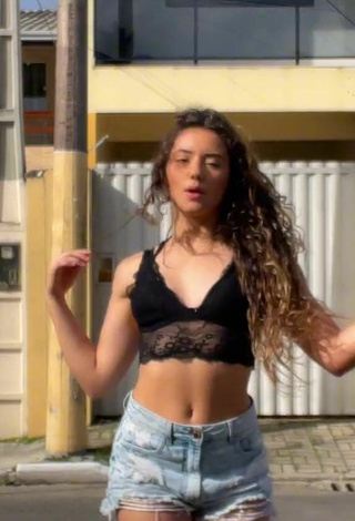 Leticia Pinotti (@leticiapinottii) #decote  #cropped  #top preto  #top curto de renda  #shorts  #dança de saque  «Alguém pra dançar essa comigo❤️...»