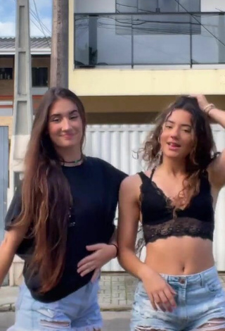 Leticia Pinotti (@leticiapinottii) #decote  #cropped  #top preto  #top curto de renda  #shorts  #dança de saque  «Lembra daquelas amiga bext❤️...»