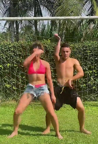 Leticia Pinotti (@leticiapinottii) #decote  #bikini  #biquíni rosa  #shorts  #dança de saque  «Tomaaa @Joao Victor dc #viral...»