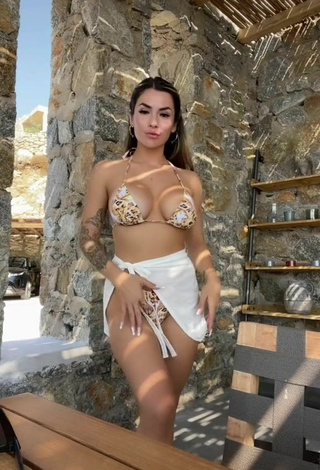 Luciana DelMar (@luchidelmar) #decote  #bikini  #biquíni leopardo  #corpo tatuado  «un poco de sabor para Mykonos»