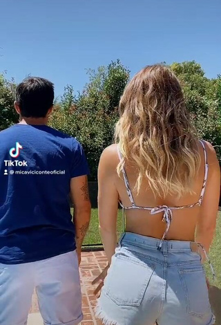 Micaela Lorena Viciconte (@micaviciconteoficial) #decote  #top de biquíni  #shorts  #bunda tremendo  «Le ponemos onda con @fabiancubero»