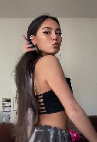 Mai Lee (@mlee_sts) #decote  #cropped  #top preto  «Petite tips que j’ai vu sur tiktok»