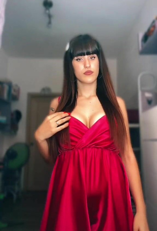 Alice Iori (@spadina) #decote  #vestido  #vestido vermelho  #corpo tatuado  «IG: Alice.spadina»