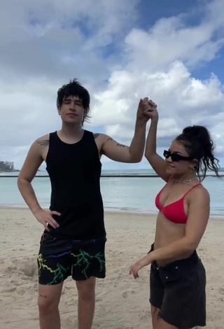 Tarayummy (@tarayummy) #decote  #top de biquíni  #top de biquíni vermelho  #shorts  #dança de saque  #praia  «@jakewebber9 and I enjoying the...»