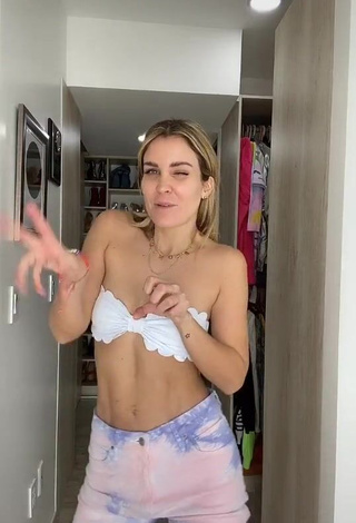 Veronica Montes (@_veronicamontes) #decote  #top tubo  #top tubo branco  #corpo tatuado  #dança de saque  «Empezando el día con este remix✨»