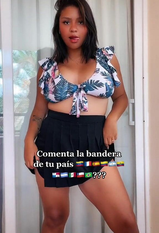 Adelaida Tassoni (@adelaidagonet) #decote  #top de biquíni  #peitos grandes  #peitos saltando  #saia  #dança de saque  #corpo tatuado  «Comenta la bandera de tu país ⬇️...»