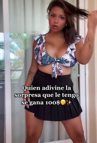 Adelaida Tassoni (@adelaidagonet) #decote  #top de biquíni  #peitos grandes  #peitos saltando  #saia  #dança de saque  #corpo tatuado  «Comenten mucho el comentario...»