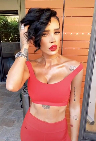 Adelina Ioana Pestritu (@adelinapestritu) #decote  #cropped  #top vermelho  #corpo tatuado  «#fy Fresh look  ♥️»