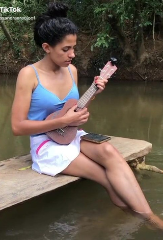 Alessandra Araujo (@alessandraaraujoof) #decote  #pernas  «Aprendendo ukulele #musica...»