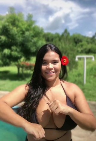 Allana Vasconcelos (@allanamartins_) #decote  #bikini  #biquíni preto  #peitos grandes  #peitos saltando  «sdd gravar aí af»