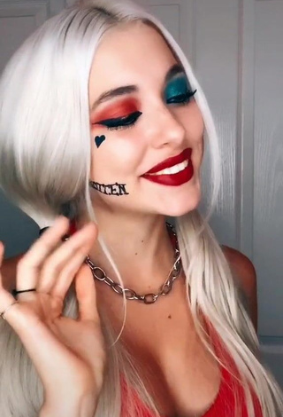 Bella Martinez (@bellaaclaire) #lábios vermelhos  #decote  #cropped  #top vermelho  «#joker #harley #harleyquinn #makeup»