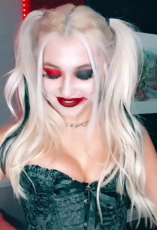 Bella Martinez (@bellaaclaire) #decote  #espartilho  #espartilho preto  #lábios vermelhos  «♥️ #harleyquinn #fyp #FelizNavidad»