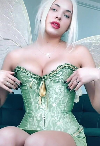 Bella Martinez (@bellaaclaire) #decote  #espartilho  #espartilho verde claro  #sexy  «these wings are too fun #fairy...»