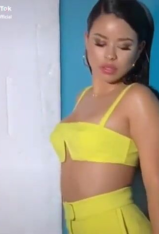 Cierra Ramirez (@cierraramirezofficial) #decote  #cropped  #top amarelo  «Tell me is there any coming back...»