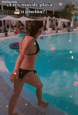 Diosa Rocio (@diosa.rocio) #bikini  #biquíni preto  #piscina  #molhado  «prefieres playa o piscina...»