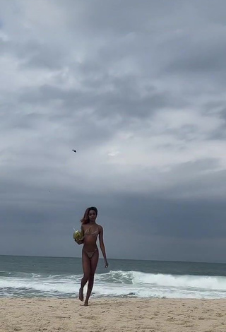 diveludo (@diveludo) #bikini  #praia  «O avião passou bem na hora»