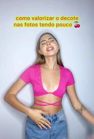 Eve Cardoso (@evecardosov) #decote  #cropped  #top rosa  #corpo tatuado  «Só as desprovidas online… ‍»