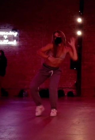 Abby Fenwick (@fenwickal) #sutiã esportivo  #peitos saltando  #dança  «buss it  (choreography...»