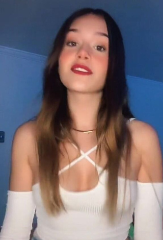 Flavia Martin (@flaviamartinn) #decote  #cropped  #top branco  «como eso de que los videos se...»