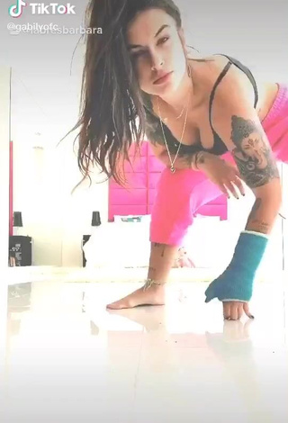 Gabily (@gabilyofc) #decote  #cropped  #peitos saltando  #dança de saque  «È rave #geracaotiktok»