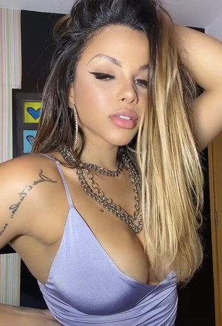 Gabily (@gabilyofc) #decote  #cropped  #top azul  #corpo tatuado  «A própria Beyoncé kkkk...»