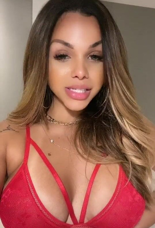 Gabily (@gabilyofc) #decote  #sutiã  #sutiã vermelho  #sutiã de renda  #corpo tatuado  «É tu mermoooo que eu quero beijar»