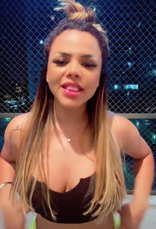 Gabily (@gabilyofc) #decote  #cropped  #top preto  #corpo tatuado  «Quando você só tem amigo gato...»