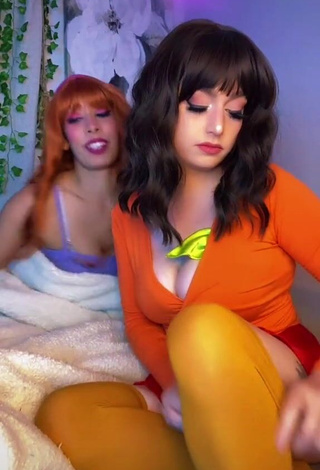 Hauntedhostess (@hauntedhostess) #decote  #peitos saltando  #meias amarelas  #cosplay  «When Velma and Daphne finally...»