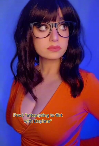 Hauntedhostess (@hauntedhostess) #decote  #cosplay  «#velma #velmacosplay #scoobydoo»