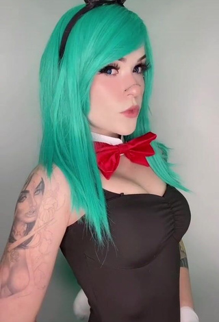 Holofox (@holofox) #decote  #corpo tatuado  #cosplay  «Can I get an uwu! #holofox»