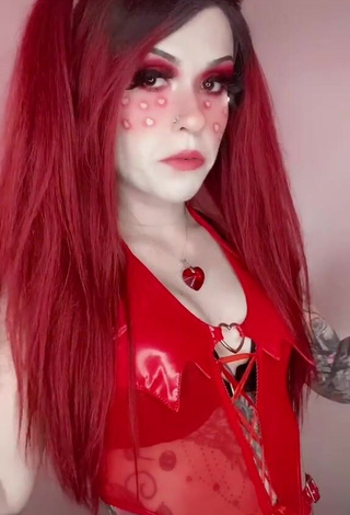 Holofox (@holofox) #decote  #maiô  #body vermelho  #corpo tatuado  #cosplay  «Happy Valentine’s Day everyone...»