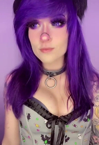 Holofox (@holofox) #decote  #corpo tatuado  #cosplay  «Old tiktok vibes #holofox #makeup»