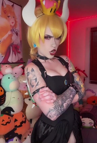 Holofox (@holofox) #decote  #maiô  #macacão preto  #corpo tatuado  #cosplay  «MARIOOO  #holofox #bowsette»