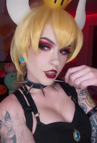 Holofox (@holofox) #decote  #corpo tatuado  #cosplay  «Poor Princess Peach. #holofox...»