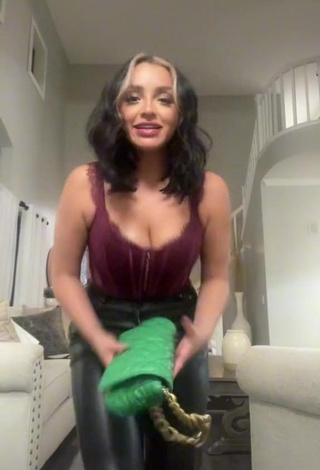 Alma Ramirez (@iamalmaramirez) #decote  #cropped  #peitos saltando  #peitos grandes  «A putear»