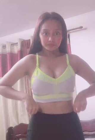 Rita Gaviola (@itssritagaviola) #decote  #cropped  #peitos saltando  «Uunahan kona Kayo  yess po...»