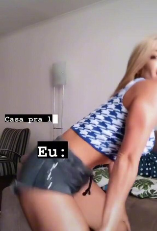 Jaquelline (@jaquelline14) #cropped  #shorts  #bunda tremendo  «Quem mais sempre enrola pra...»