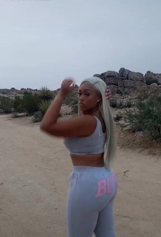 Jordyn Woods (@jordynwoods) #decote  #cropped  #top cinza  #peitos grandes  #bunda  «shawty wannnnna rolll»