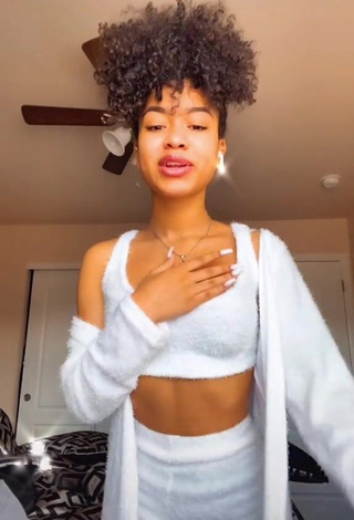 Lanii Kay (@laniikay) #decote  #cropped  #top branco  «going to a baby shower.  #viral...»