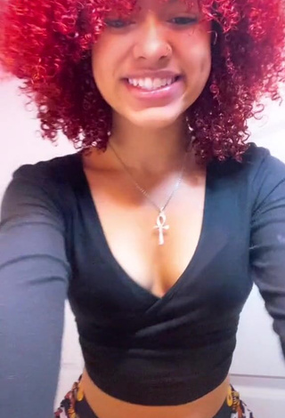 Lanii Kay (@laniikay) #decote  #cropped  #top preto  #piercing no umbigo  «Oop #foryoupage #xyzbca #curls...»