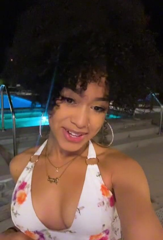 Lanii Kay (@laniikay) #decote  #cropped  #top floral  «Hot tub night by my...»