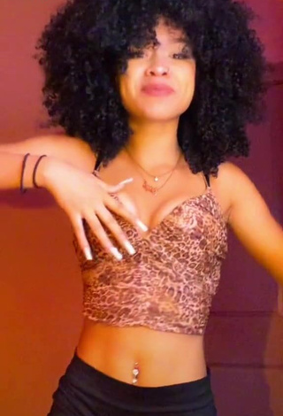 Lanii Kay (@laniikay) #decote  #cropped  #top de leopardo  #piercing no umbigo  «Wowoowowowowwwww #xyzbca...»