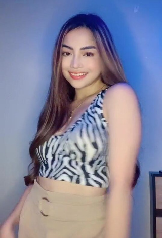 Lea Jane (@leajane05) #decote  #cropped  #blusa de zebra  #peitos saltando  «Ang init ngayon no  #fyp»