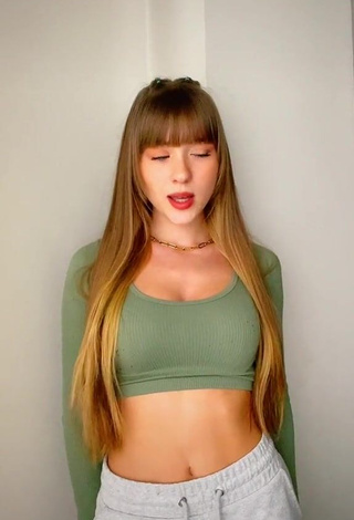 Lucia Ballesteros (@lucia_ballesteros) #decote  #cropped  #top verde  #dança de saque 