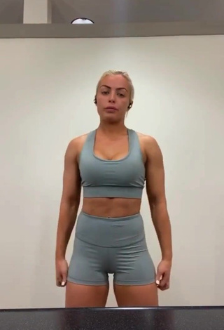 Mandy Rose (@mandyrose_wwe) #decote  #sutiã esportivo  #sutiã esportivo cinza  #shorts legging  #bunda  «#Vanquish #vqfit @vqfit»