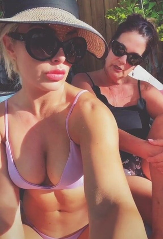 Mandy Rose (@mandyrose_wwe) #decote  #bikini  #biquíni roxo  «With momma ♥️ #quarantine»